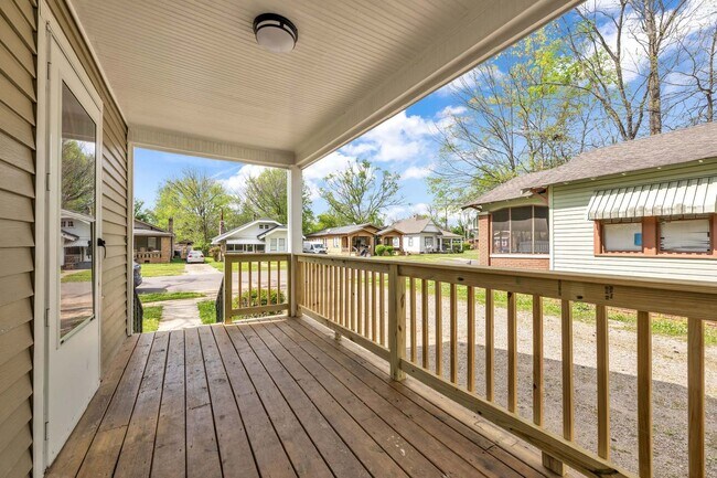 Building Photo - Adorable bungalow