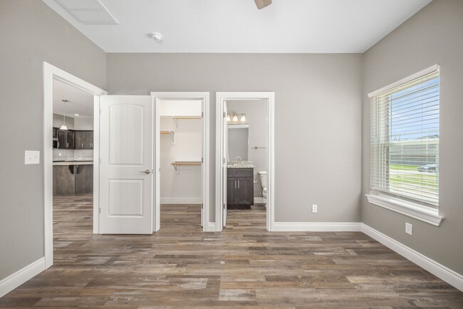 Building Photo - New Neosho Unit now available for lease! $1,400 Rent/$1,400 Deposit