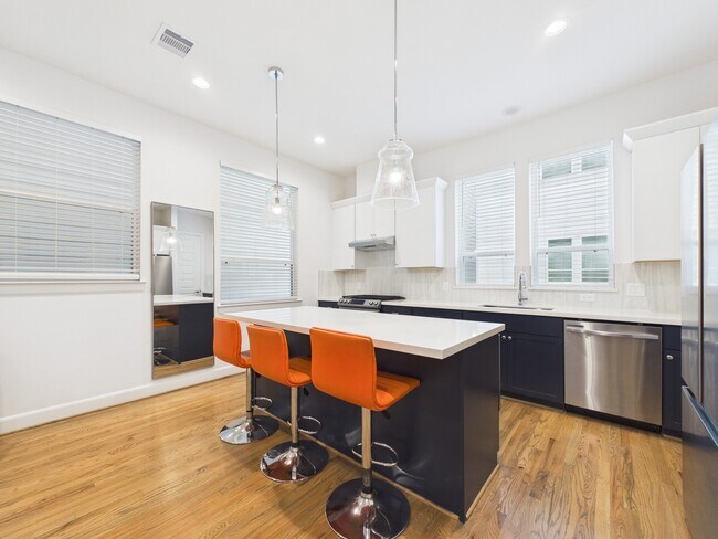 Building Photo - 2711 Clinton Dr