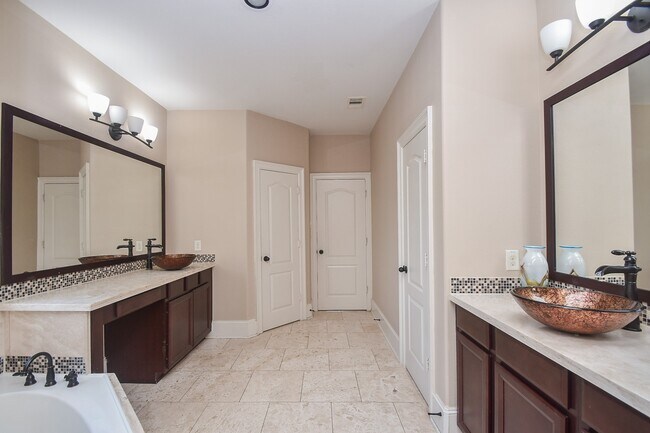 Building Photo - 6034 Gracys Landing Ln