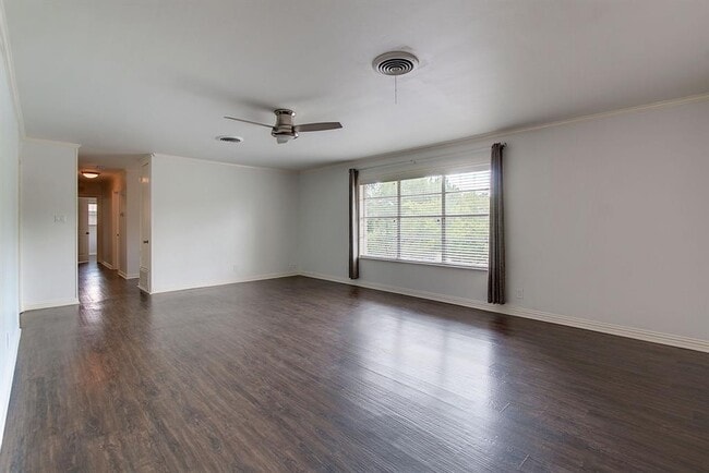 Building Photo - 1304 Loma Dr