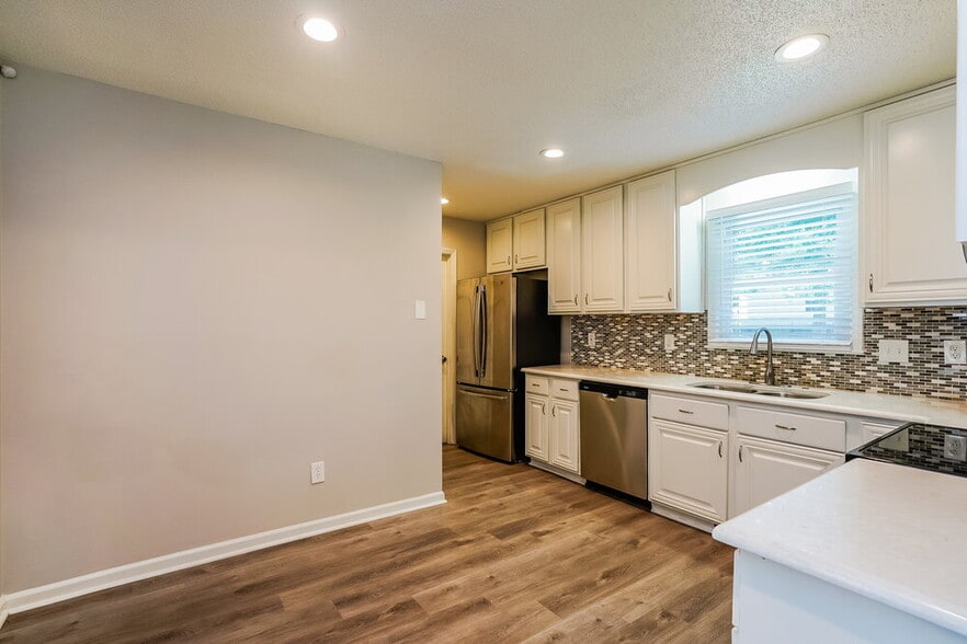 Building Photo - 303 Southampton Dr