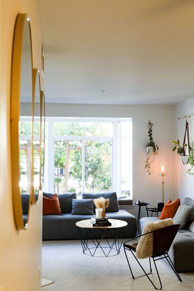 Building Photo - 2419 Fifth Ave