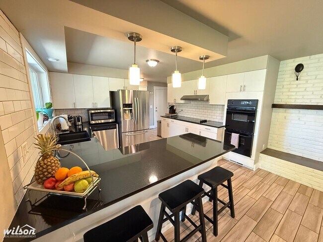 Building Photo - 4TH OF JULY MOVE IN SPECIAL!! Beautiful Fu...