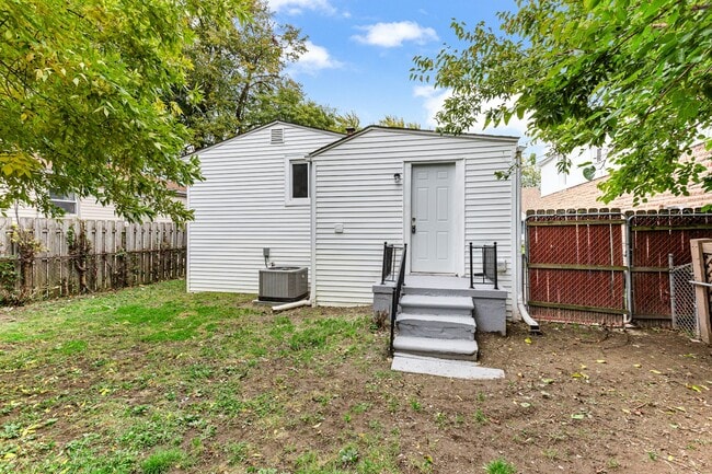 Building Photo - 8269 Maxwell Ave