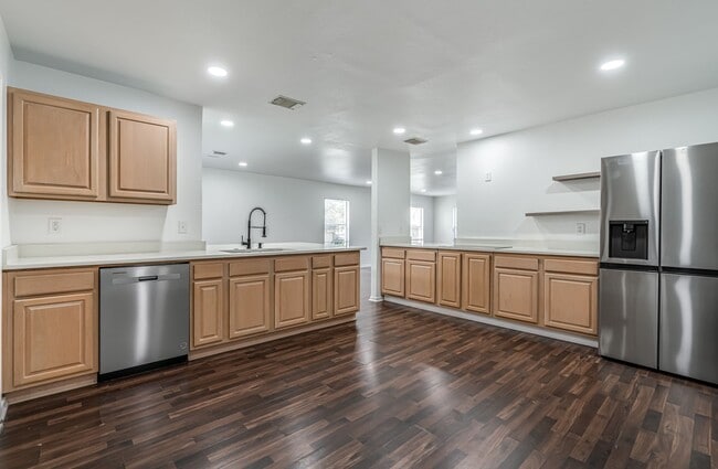 Building Photo - Recently Rehabbed Spacious Two Story in Convenient and Popular Huntington Place