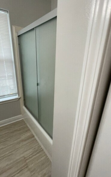 bathroom tub/shower - 1909 Foucher St