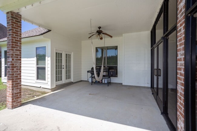 Building Photo - Fully Furnished, All-Inclusive Lakefront L...