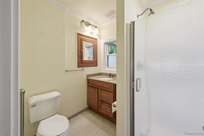 Building Photo - 624 E Main St