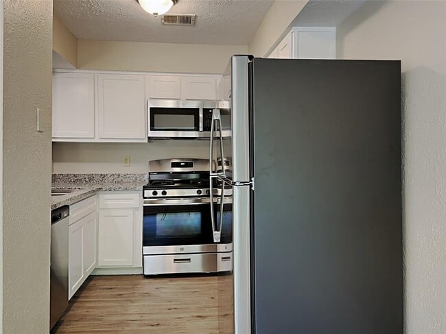 Building Photo - 7323 Silver Star Dr