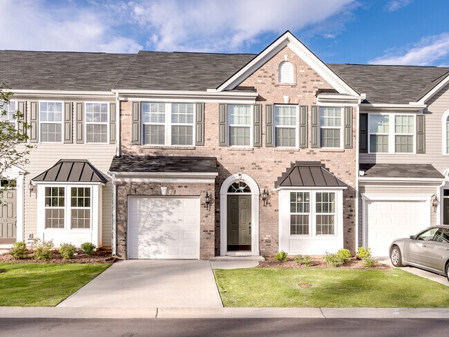 Building Photo - Lovely 3 Bedroom 2.5 Bath Townhouse, Easy ...