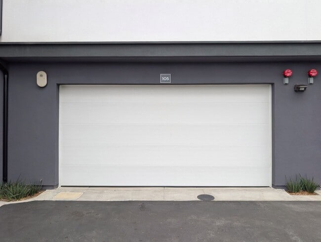 Building Photo - Modern coastal living on Main Street, Huntington Beach!