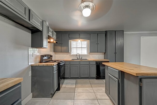 Building Photo - 1018 W Sealy St