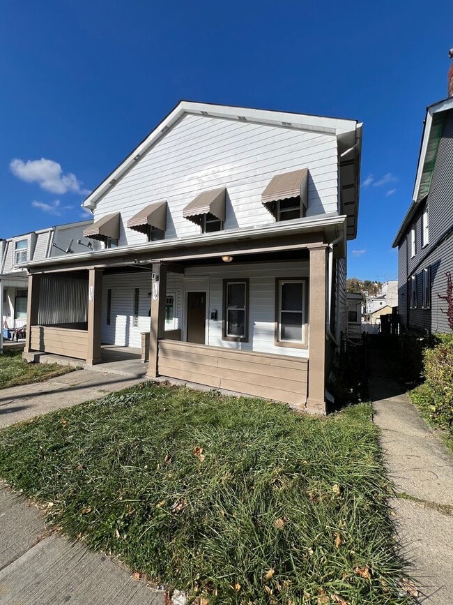 Building Photo - Updated 2BR Townhome with office & parking spot!