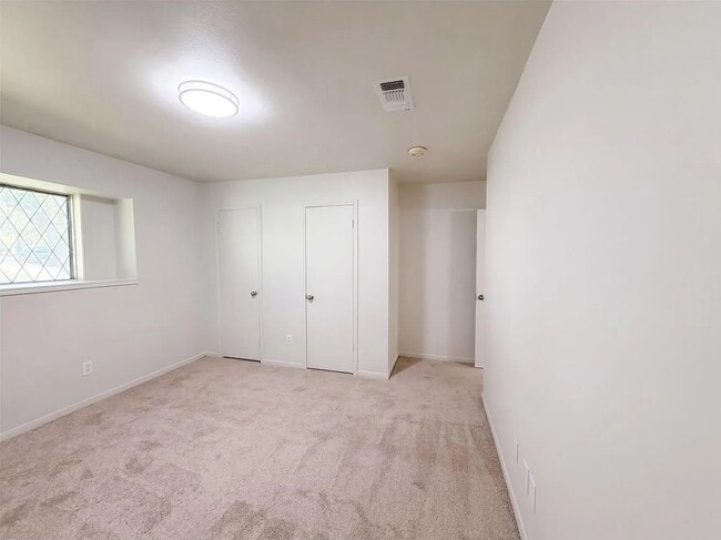 Building Photo - 4042 Greenbriar Dr