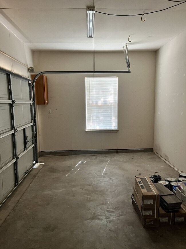 Building Photo - Inviting 4/BR 2/BA Home with Open Layout and Natural Light