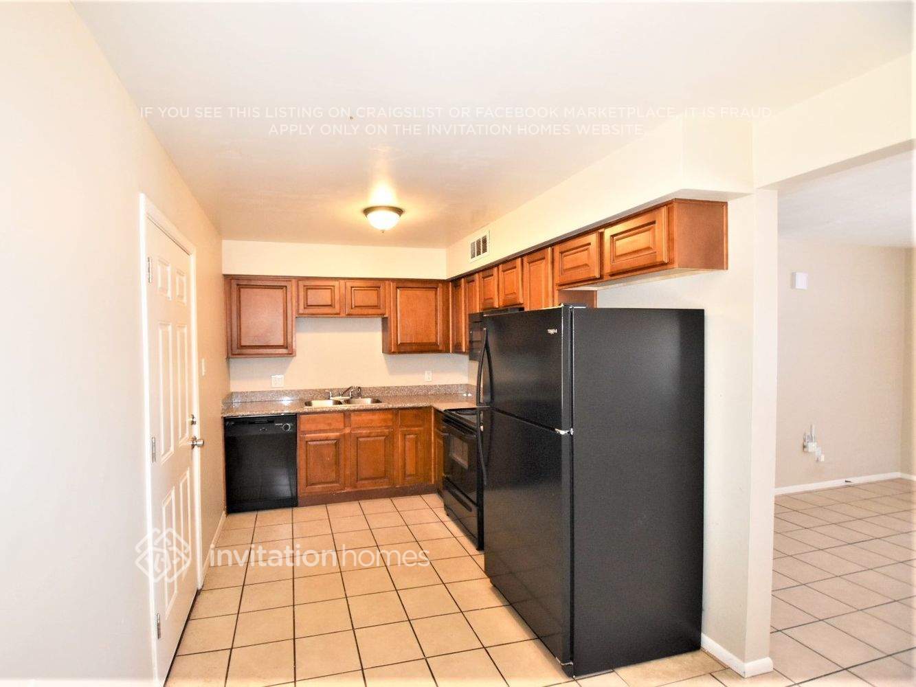 Building Photo - 4422 S Park Dr
