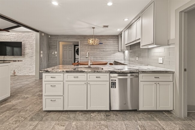 Building Photo - 717 W 30th St