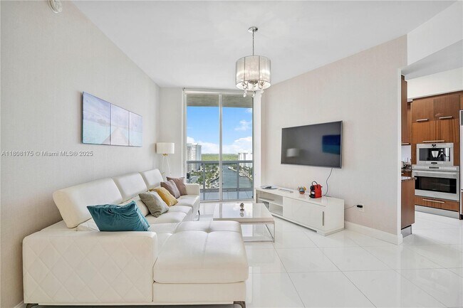 Building Photo - 15811 Collins Ave