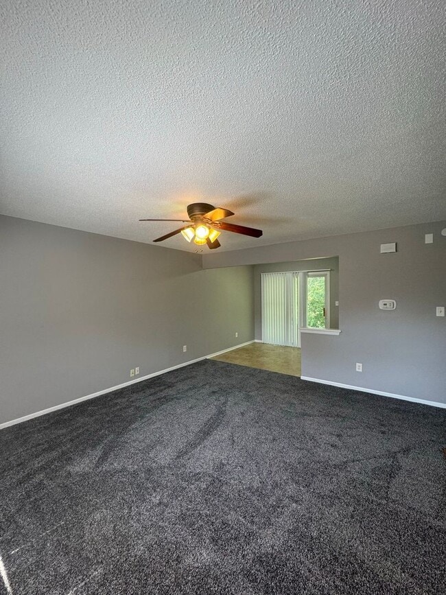 Building Photo - Spacious Split-Level Duplex in Lee’s Summit