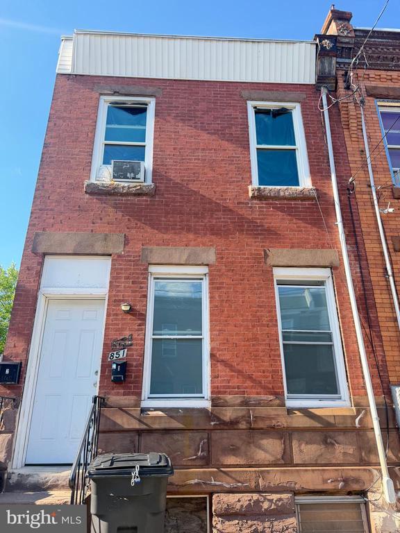 Building Photo - 851 E Ontario St