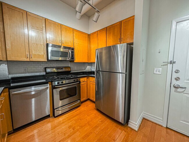 Building Photo - Luxurious 2 Bed 2 Bath Condo In Station Sq...