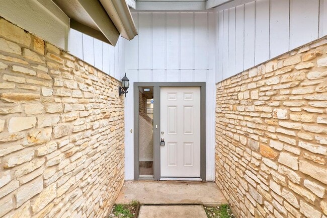 Building Photo - 200 Woodmont Dr