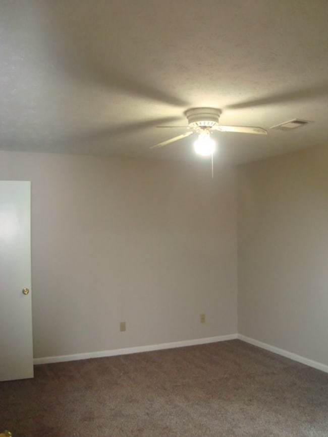 Building Photo - Three bedroom/2bathroom Condo available fo...