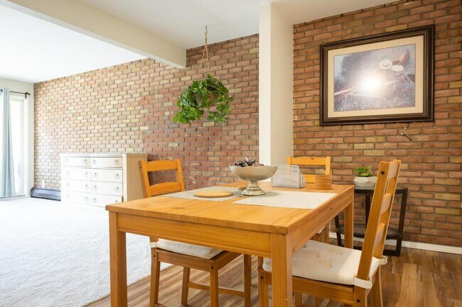 Building Photo - Large Renovated Condo near EMU