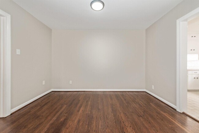 Building Photo - 1011 W 41st St