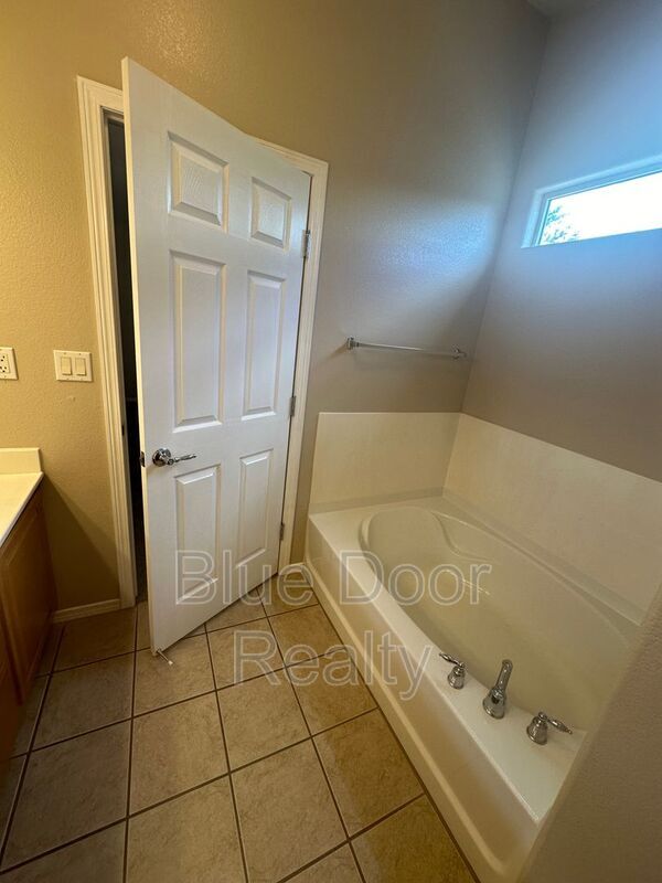 Building Photo - 8023 Sierra Altos Pl NW