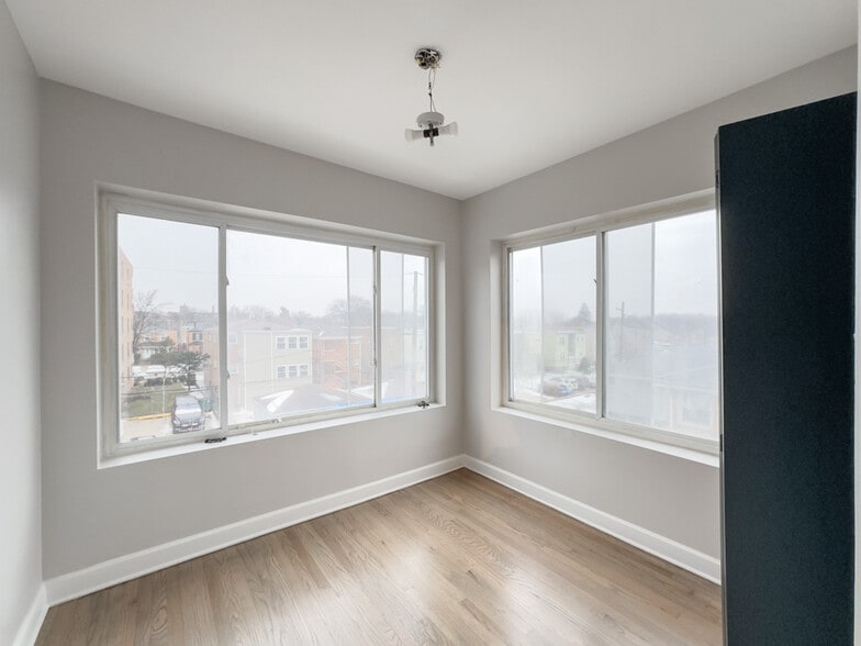 Building Photo - 2617 W Rascher Ave