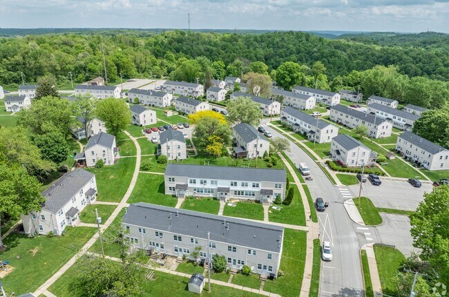 Building Photo - 2 bedrooms and 1 bathroom Townhouse in Mid...