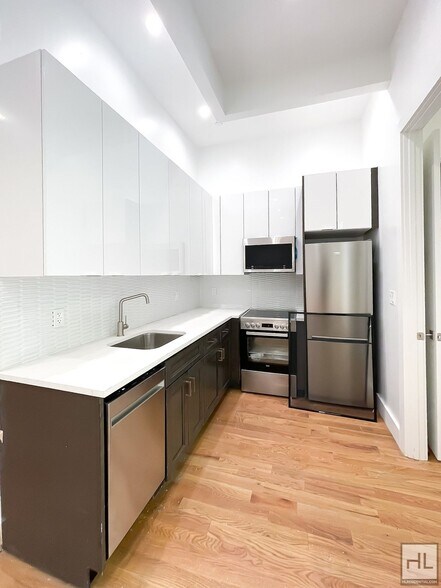 Building Photo - GRAND STREET / Spacious Williamsburg 3-Bed...