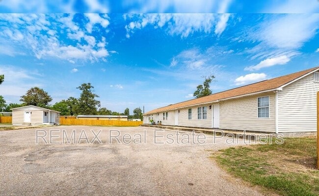 Building Photo - 900 Cypress Ave