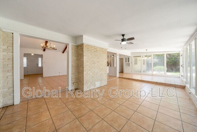 Building Photo - 425 Crestwood Dr