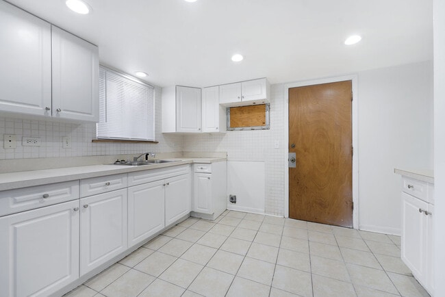 Building Photo - 12510 Vincennes Rd