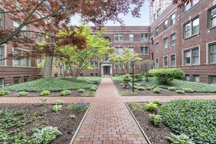 Building Photo - Discover Comfortable Living at Barry Quad!