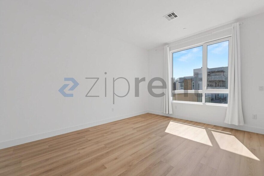 Building Photo - Unit 407