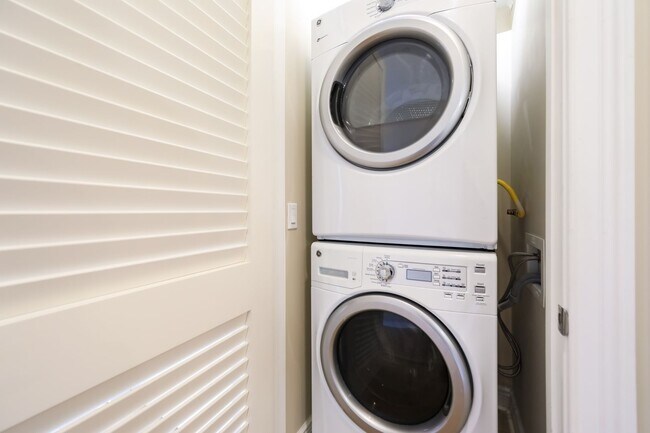 Building Photo - 1/Bedroom at Edgewater's top waterfront location.