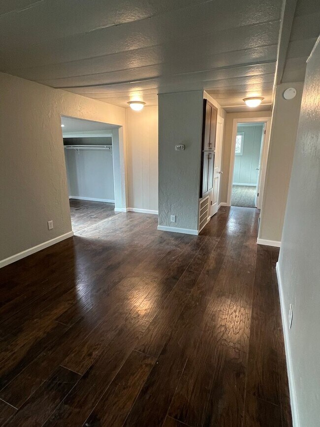 Building Photo - 2 bedroom 1 bathroom with  bonus room located in the Avenues
