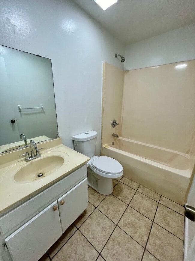 Building Photo - 3 Bed / 1 Bath Apartment in Truman, Available Now!