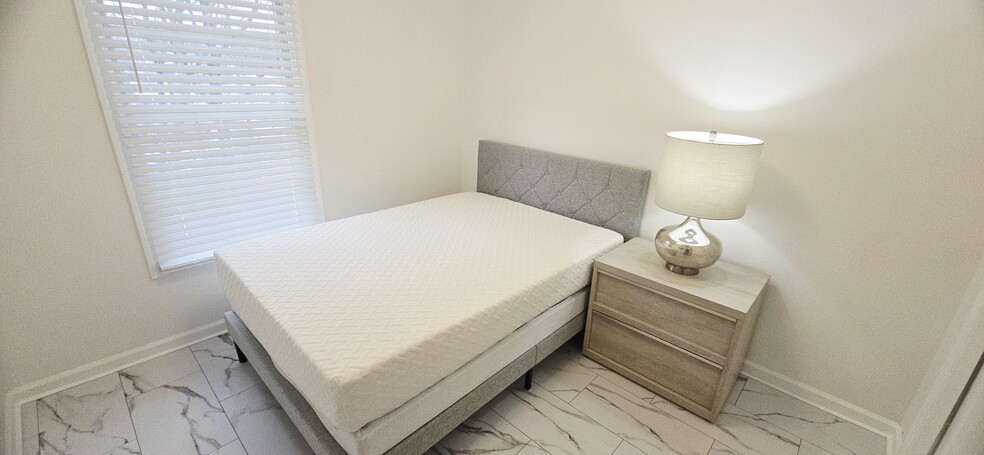 Building Photo - 8 Highlands Ct