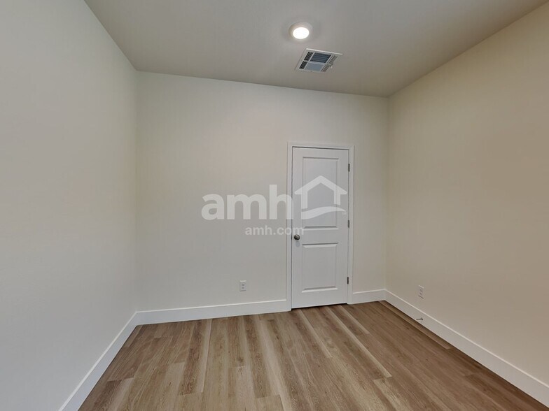 Building Photo - 510 Speckled Orchid Pl