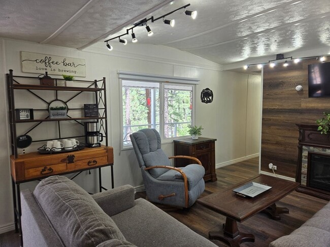 Building Photo - Great Two Bedroom Close To Midtown