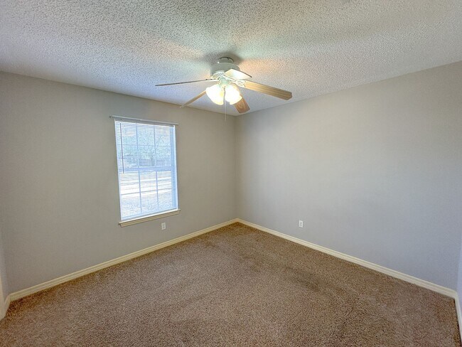 Building Photo - 3 Bedroom 2 Bath home in Marblehead Estates, located in Milton, FL!