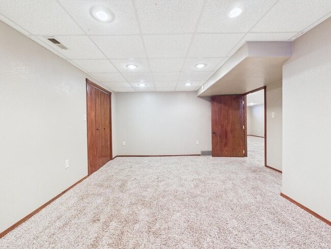 Building Photo - 904 S Cloudas Ave