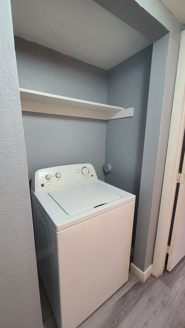 Building Photo - 2 Bedroom 2 Bathroom Downstairs condo