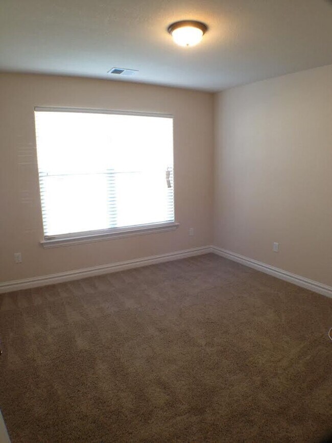 Building Photo - Spacious 4-bedroom, 3-bathroom home in Che...