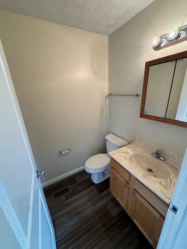 Building Photo - 2 Bedroom Townhome